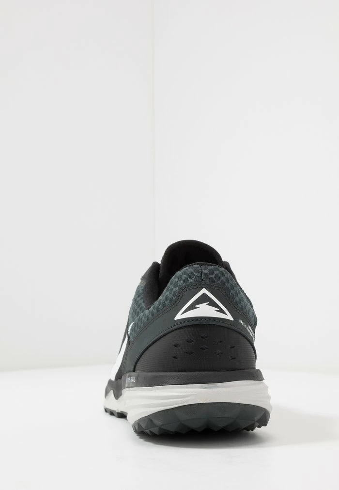 Nike Performance JUNIPER TRAIL - Trail Running Shoes - Black/white/dark Smoke Grey/grey Fog 4 Nike Performance JUNIPER TRAIL - Trail Running Shoes - Black/white/dark Smoke Grey/grey Fog - Image 4