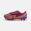 Nike Performance JR MERCURIAL VAPOR 15 CLUB KYLIAN MBAPPE MG PS UNISEX - Moulded Stud Football Boots - Dark Beetroot/metallic Vivid Gold