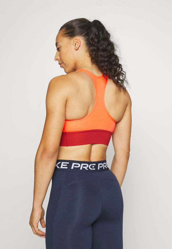 Nike Performance BRA - Medium Support Sports Bra - Bright Crimson/cinnabar/sand Drift 3 Nike Performance BRA - Medium Support Sports Bra - Bright Crimson/cinnabar/sand Drift - Image 3