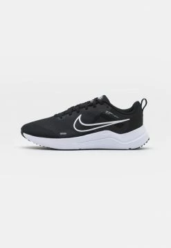 Nike Performance W DOWNSHIFTER 12 - Neutral Running Shoes - Black/white/smoke Grey/pure Platinum/grey Fog