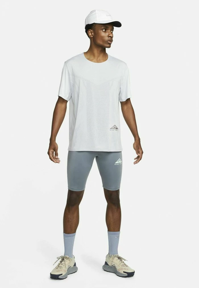 Nike Performance TRAIL RISE 365 - Sports T-shirt - Football Grey Ironstone 2 Nike Performance TRAIL RISE 365 - Sports T-shirt - Football Grey Ironstone - Image 2
